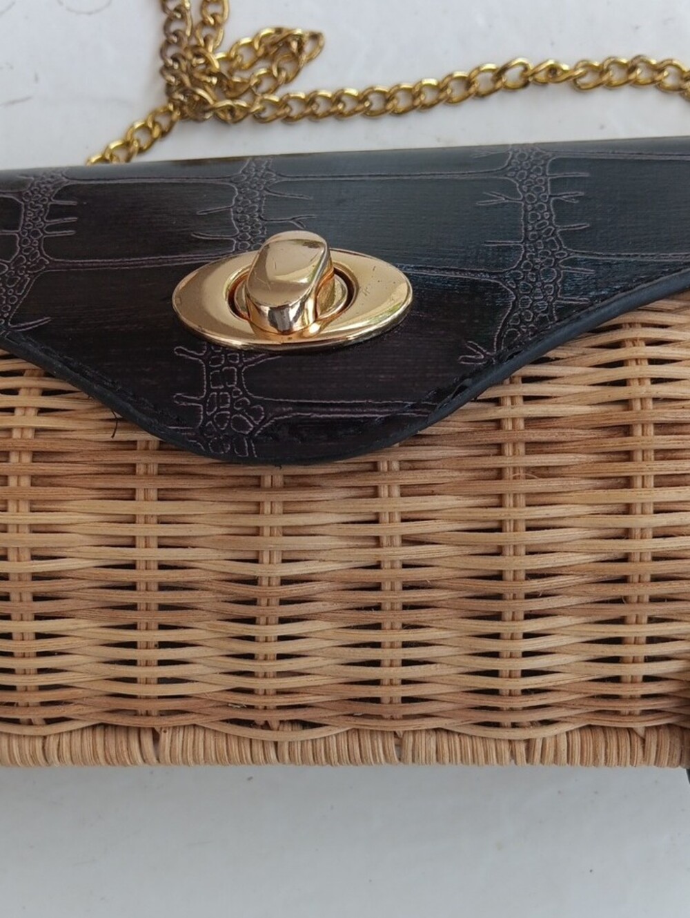 Source Unknown Woven Straw Bag with Dark Brown Trim And Gold Chain.Vintage - Picture 3 of 7